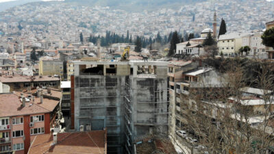 Şehrin silüetini bozan binada yıkım başladı