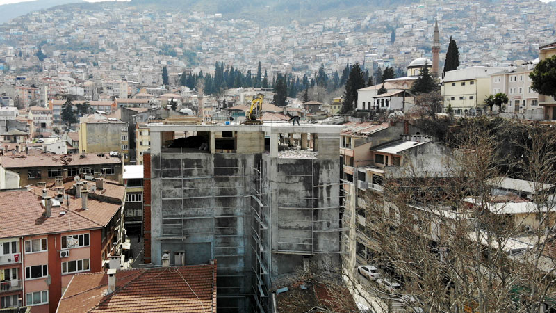 Şehrin silüetini bozan binada yıkım başladı