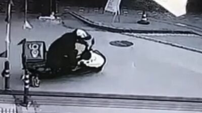 Bursa’da seyir halindeki motokurye dengesini kaybederek düştü