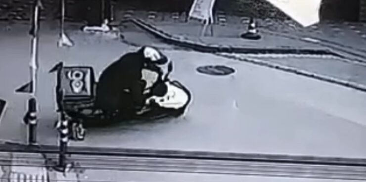 Bursa’da seyir halindeki motokurye dengesini kaybederek düştü