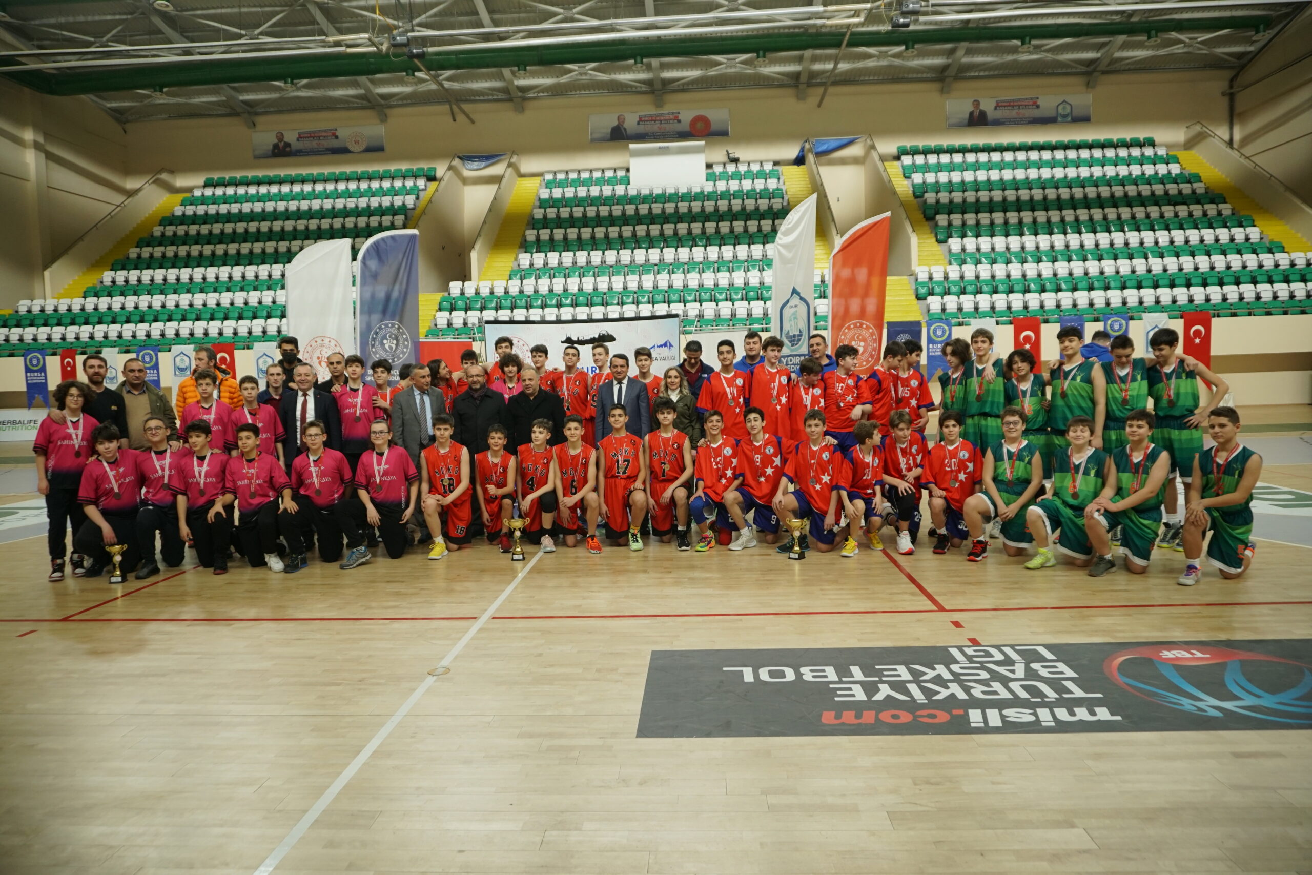 Emine Örnek Okulları Yıldız Erkek basketbol takımı Bursa 2.si Emine Örnek Okulları Yıldız Erkek basketbol takımı Bursa 2.si