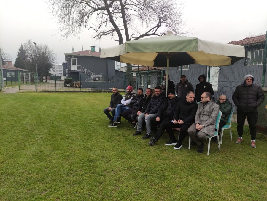 Mustafa Er’den gençlere moral! Vakıfköy’de maç izledi…