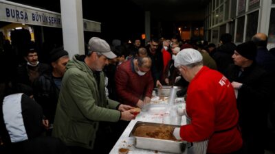 İnegöl’de Berat Kandili helva ikramıyla tatlandı