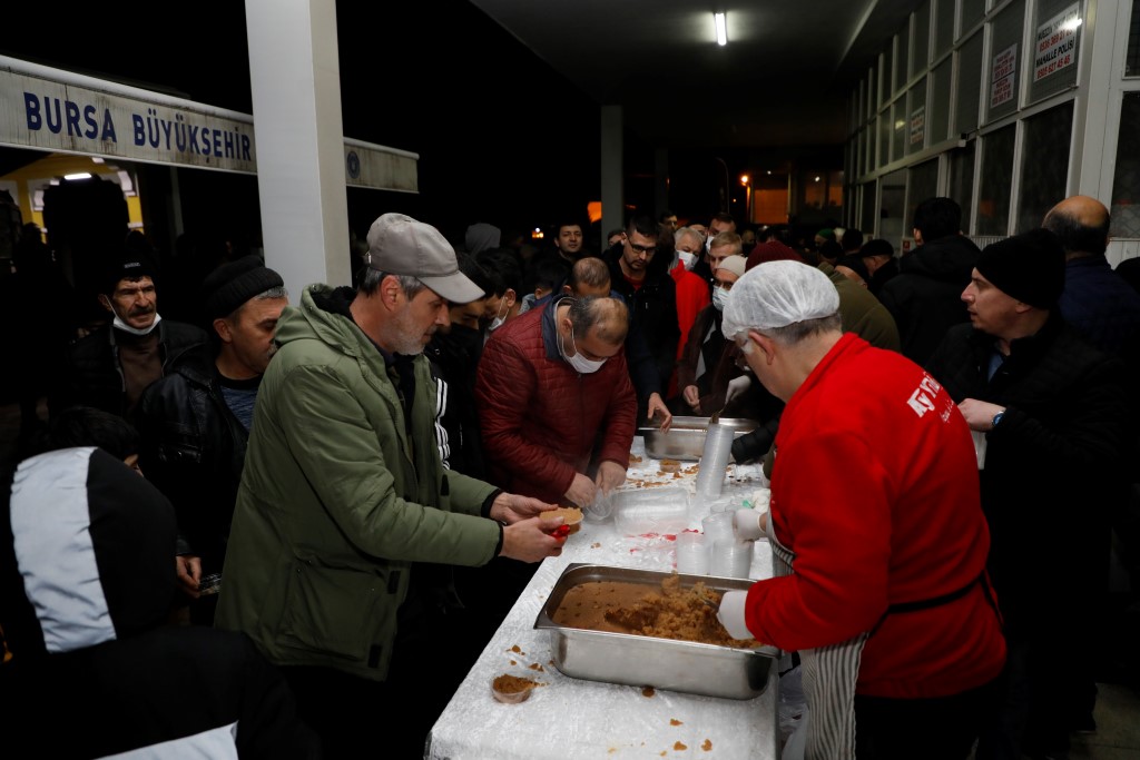 İnegöl’de Berat Kandili helva ikramıyla tatlandı