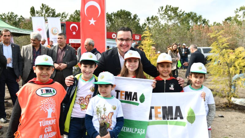 Mustafakemalpaşa’nın minik arıları bal ormanına dokundu Mustafakemalpaşa'nın Bal Ormanında minik arılar Orman haftası kapsamında tam 15