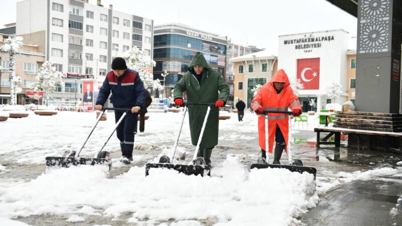 Mustafakemalpaşa’da karla mücadele için ekipler hazır Mustafakemalpaşa Belediyesi karla mücadele kapsamında tüm hazırlıklarını tamamladı. Dün sabah