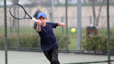 Tenis heyecanı Hüdavendigar Kortları’nda yaşanıyor