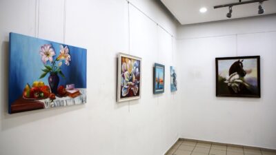 Nilüfer Belediyesi Konak Kültürevi Resim Atölyesi’ne katılan kursiyerlerin çalışmaları, düzenlenen