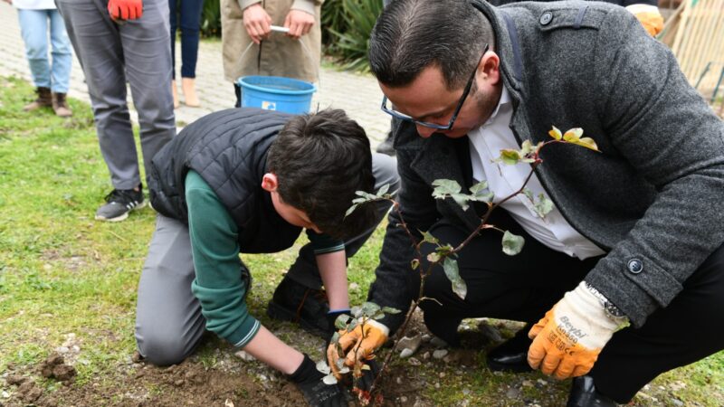 Şehitlikler için gül yetiştirdiler, gönüllere dokundular Mustafakemalpaşa Belediye Başkanı Mehmet Kanar, şehitler için gülfidanı yetiştirip anlamlı