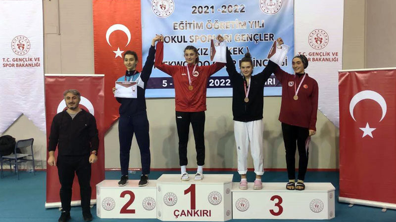 Osmangazi Belediyespor Taekwondo Takımı sporcuları, Çankırı’da düzenlenen Liseler Arası Gençler