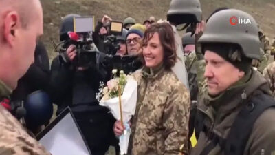 Ukraynalı asker çift ateş hattında evlendi