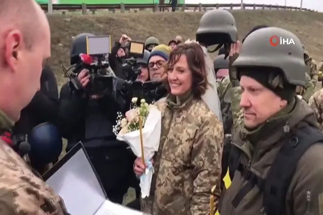 Ukraynalı asker çift ateş hattında evlendi