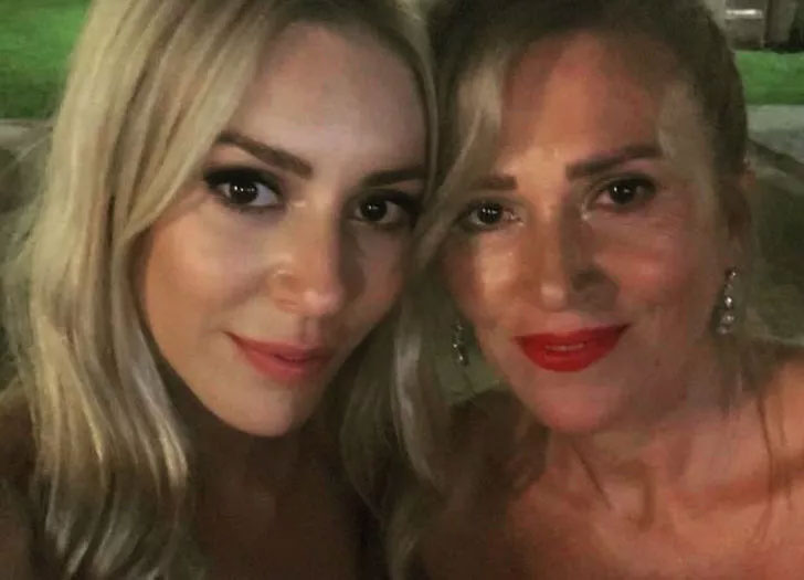 Sinem Kobal’ın annesi tarz değiştirdi! Görenler hayran kaldı