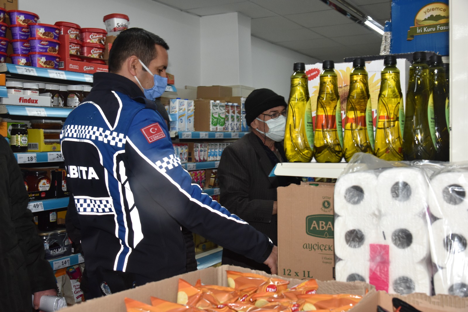 Zabıtadan marketlere yağ denetimi Zabıtadan marketlere yağ denetimi