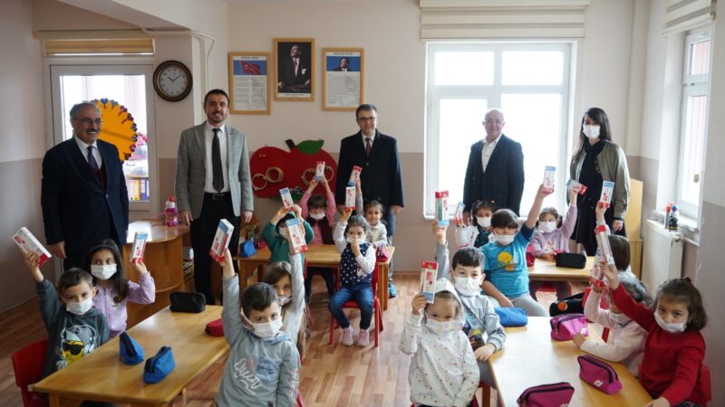 Kestel Belediyesi’nden minik öğrencilere diş bakım seti Kestel Belediyesi, çocuklara diş fırçalama alışkanlığı kazandırmak için, ilkokul ve