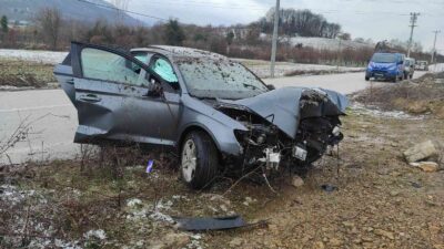 Bursa’da alkollü sürücü direğe çarptı! 2 yaralı