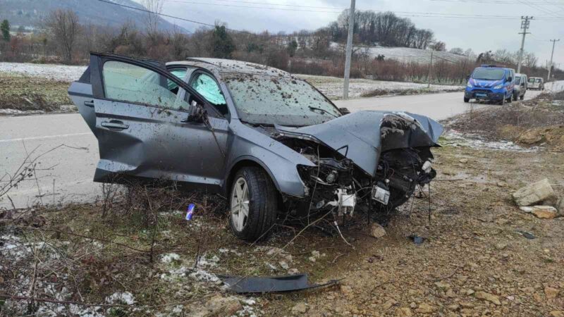 Bursa’da alkollü sürücü direğe çarptı! 2 yaralı Bursa’da alkollü sürücünün direksiyon hakimiyetini kaybettiği otomobil direğe çarptı. Kazada