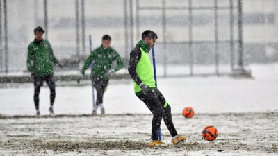 Bursaspor ara vermedi! Kar altında idman