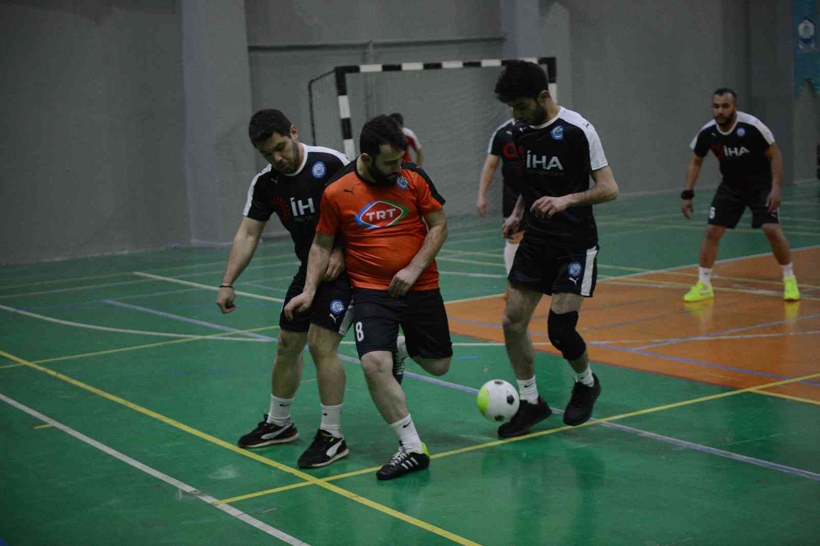 Basın çalışanları futsal ile stres atıyor Basın çalışanları futsal ile stres atıyor