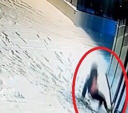 Bursa’da buzda ayağı kayıp düştü, o anlar kamerada