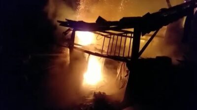 Bursa’da depo alev alev yandı