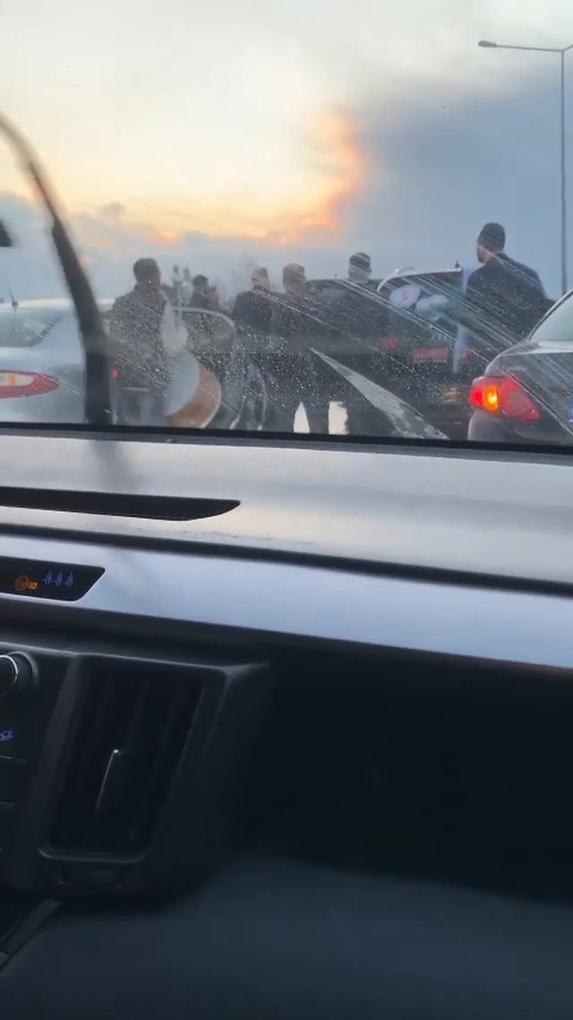 Bursa’da düğün konvoyu yolu kapattı, sürücüler tepki gösterdi