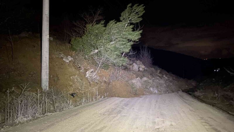  Bursa'nın Osmangazi ilçesinde meydana gelen heyelan nedeniyle Demirtaş Barajı yolu