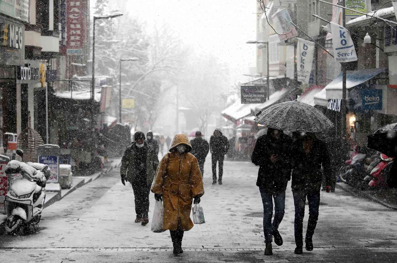 Görüntüler Bursa’dan… Şehrin her yeri bembeyaz
