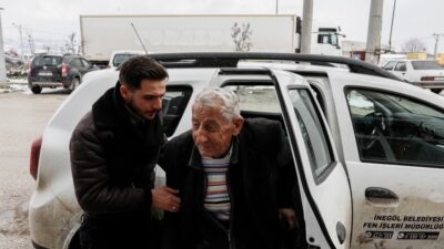 Bursa’da karda mahsur kalan hasta, hastaneye ulaştırıldı