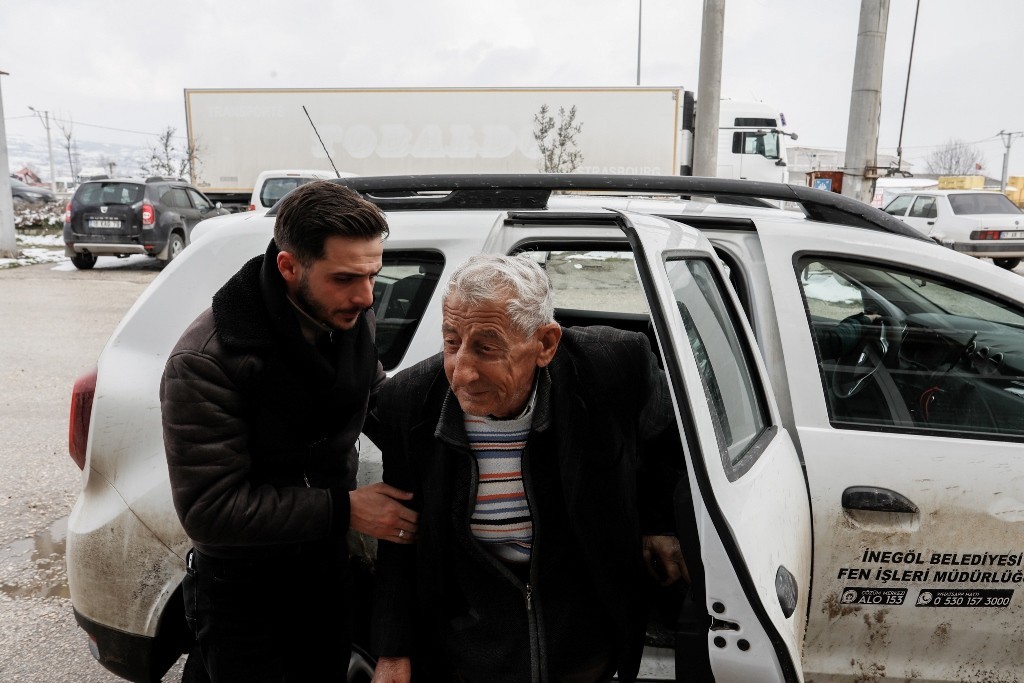 Bursa’da karda mahsur kalan hasta, hastaneye ulaştırıldı