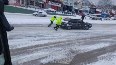 Bursa’da trafik polislerinin karla mücadelesi takdir topladı