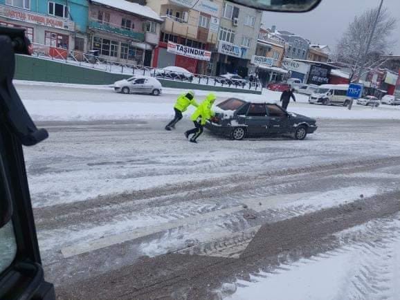 Bursa’da trafik polislerinin karla mücadelesi takdir topladı