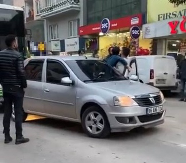 Bursa’da yol verme kavgası!