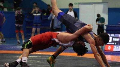 Bursalı güreşçiler madalyaları topladı