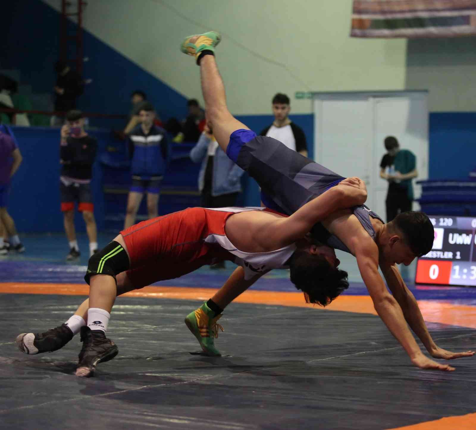 Bursalı güreşçiler madalyaları topladı Bursalı güreşçiler madalyaları topladı