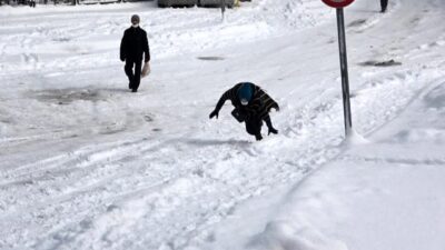 Bursa’da buzlu yollarda düşe kalka… İşte o anlar…