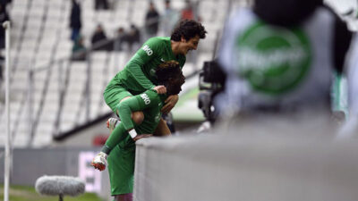 Pedro mutluluktan uçuyor