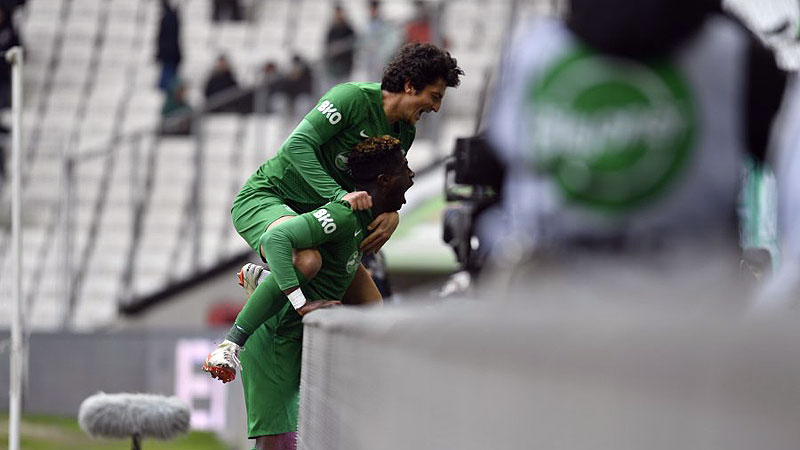 Pedro mutluluktan uçuyor Pedro mutluluktan uçuyor