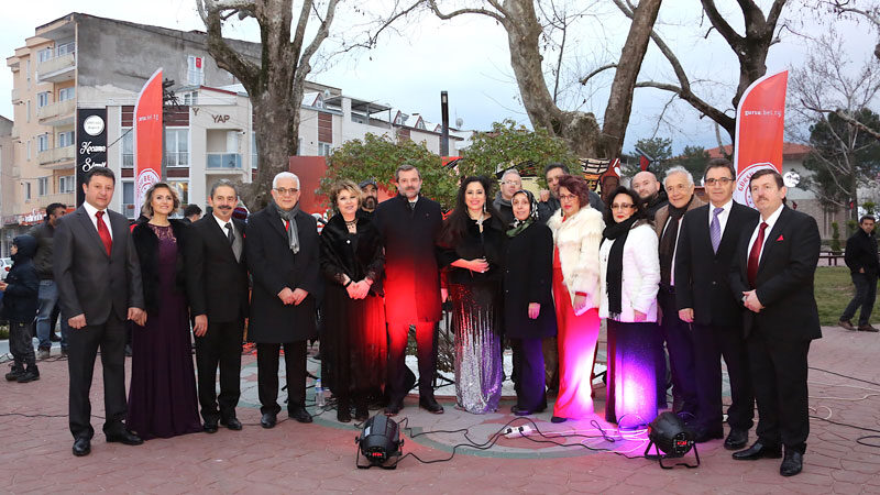 Gürsulular Yeşilçam şarkılarıyla nostalji yaşadı “Musikinin Sultanları”, Yeşilçam şarkılarıyla Gürsulular’a nostalji dolu anlar yaşattı.