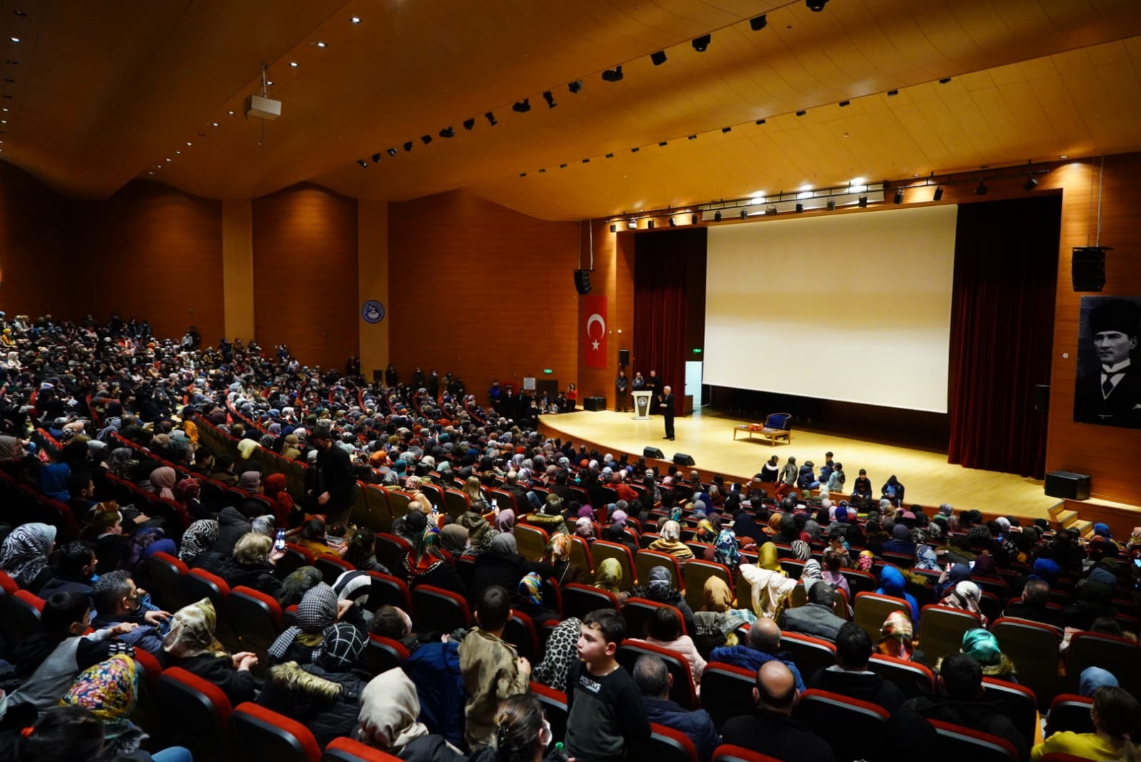 Nihat Hatipoğlu’ndan Kestel’de Berat Kandili özel programı Nihat Hatipoğlu’ndan Kestel’de Berat Kandili özel programı