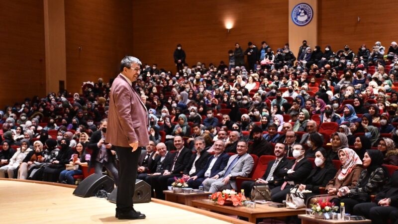 Kestel’de Hayati İnanç’a büyük ilgi Kestel Belediyesi 13.Kitap Günleri, Eğitimci-Yazar Hayati İnanç’ın söyleşi programıyla devam