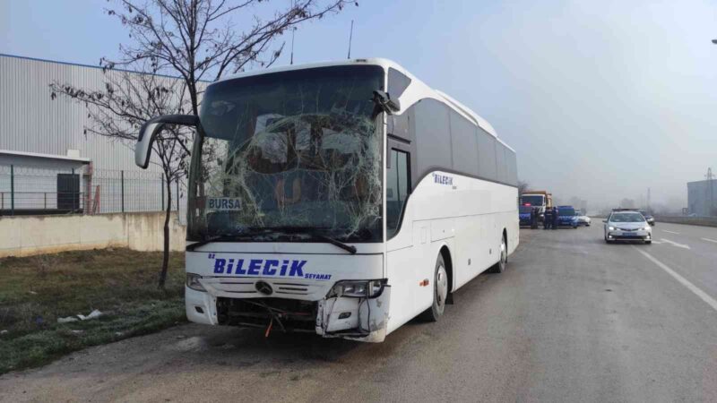 Bursa’da feci kaza Bursa’da sabah saatlerin etkili olan sis kazayı da beraberinde getirdi.
