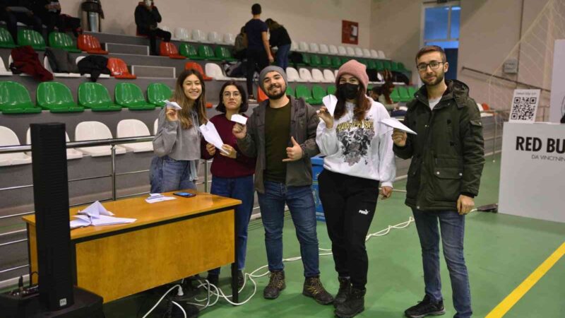 Büyükşehir Belediyesi’nin destekleriyle yapılan kağıt uçak yarışması Bursa elemeleri renkli