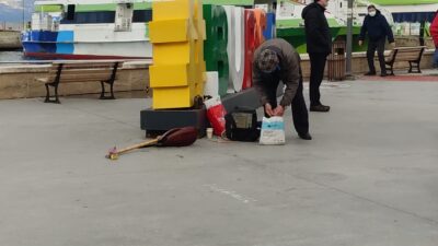 Bursa’da laf atma tartışmasında sokak sanatçısının sazı kırıldı