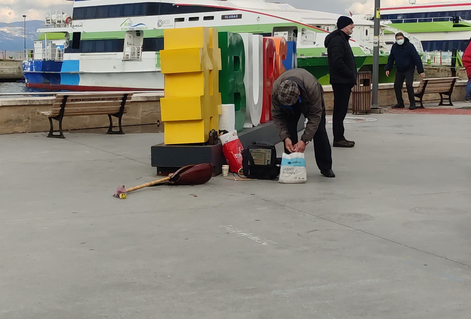 Bursa’da laf atma tartışmasında sokak sanatçısının sazı kırıldı