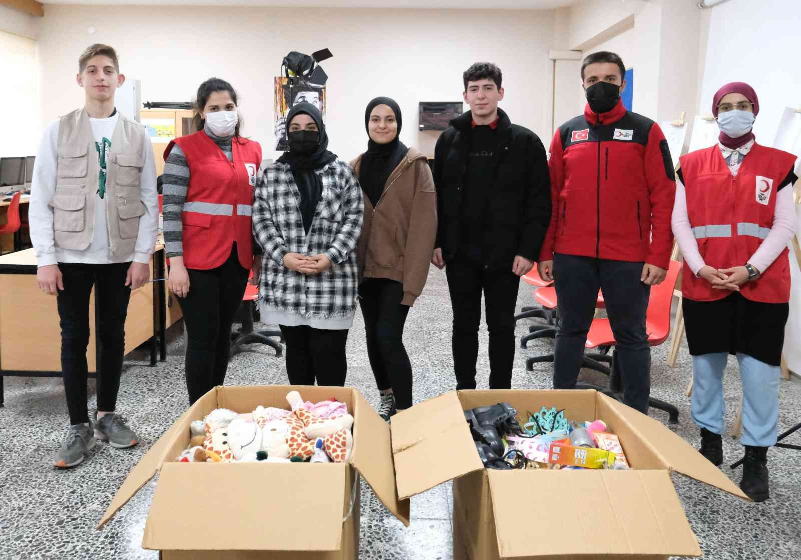 Bursa’da lise öğrencilerinden ihtiyaç sahiplerine destek