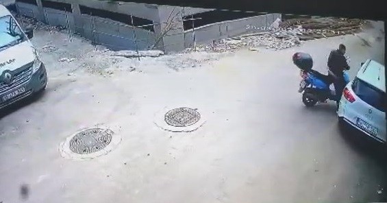 Bursa’da motosiklet çalan hırsızın komik anları kamerada