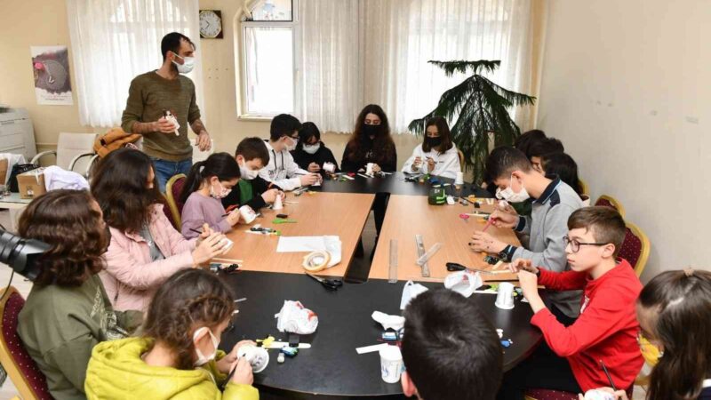 Mustafakemalpaşa’da geleceğin dahileri yetişiyor Mustafakemalpaşa Belediyesi gençlerin ilgi duydukları alanlarda kendilerini keşfetmesi ve yeteneklerini