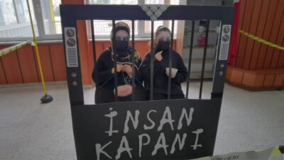 Bursalı öğrenciler farkındalık için 40 dakika hareketsiz durdu