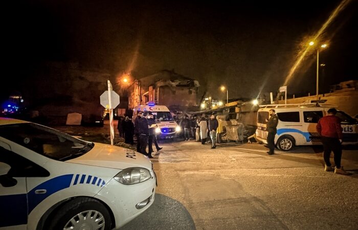 Bursa'da silahlı saldırı sonucu 1'i ağır, 2 kişi yaralandı.